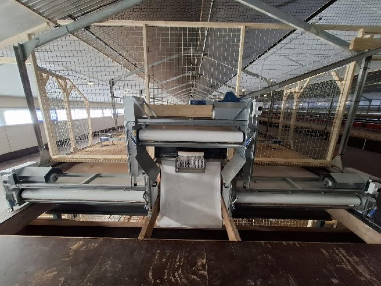 continuous manure belt discharge and conveyor installation