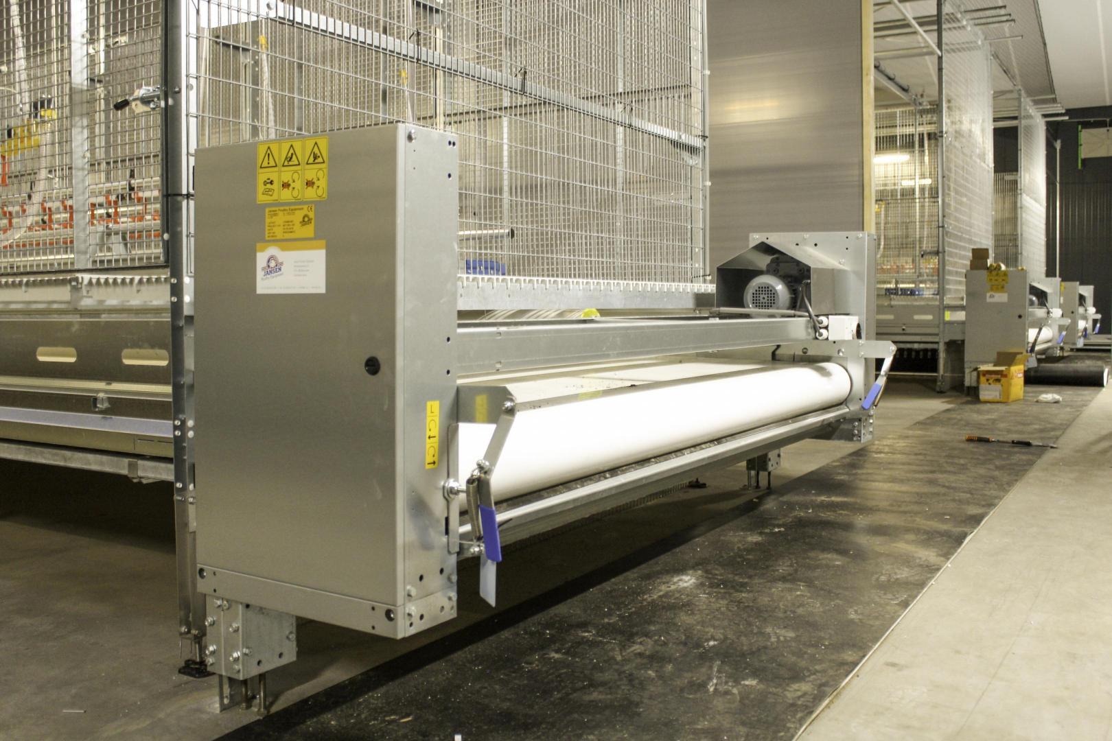 continuous manure belt system under slatted floors